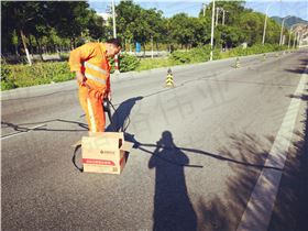 瀝青道路貼縫帶處理路面裂縫