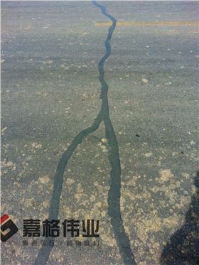 營口公路裂縫貼縫帶貼縫工地寫實(shí)3