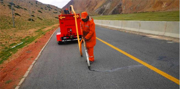 道路灌縫膠灌縫處理青海省祁連段省道路面裂縫