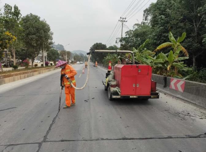 漳州采用道路灌縫膠修補(bǔ)水泥路面裂縫，提升路面有效修補(bǔ)率